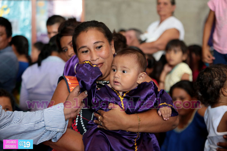Miles de católicos participan de la bajada de la Sangre de Cristo